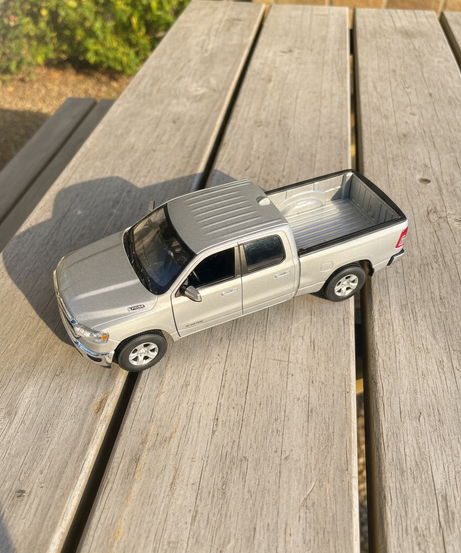Welly NEX 1:27 2019 Ram 1500 Die-Cast Model