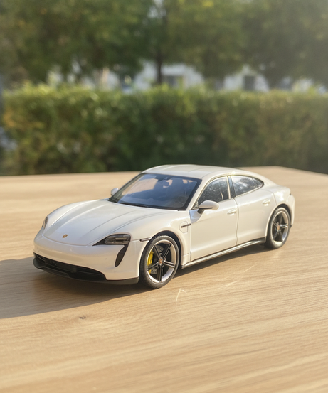 WELLY NEX MODELS 1:24 Porsche Taycan Turbo S Die-Cast Model