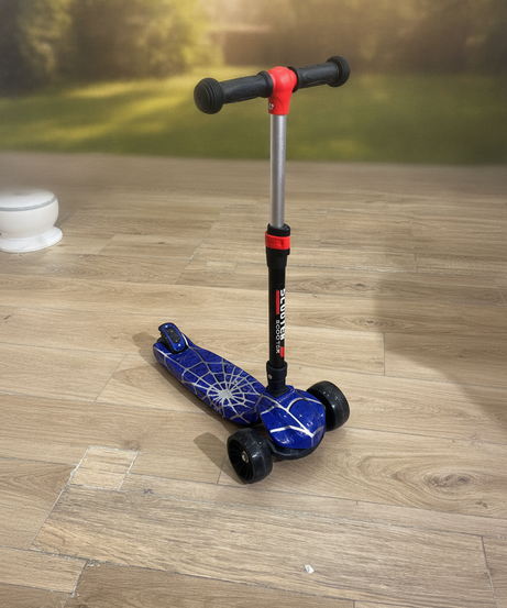 Spiderweb 3-Wheel Kids' Scooter